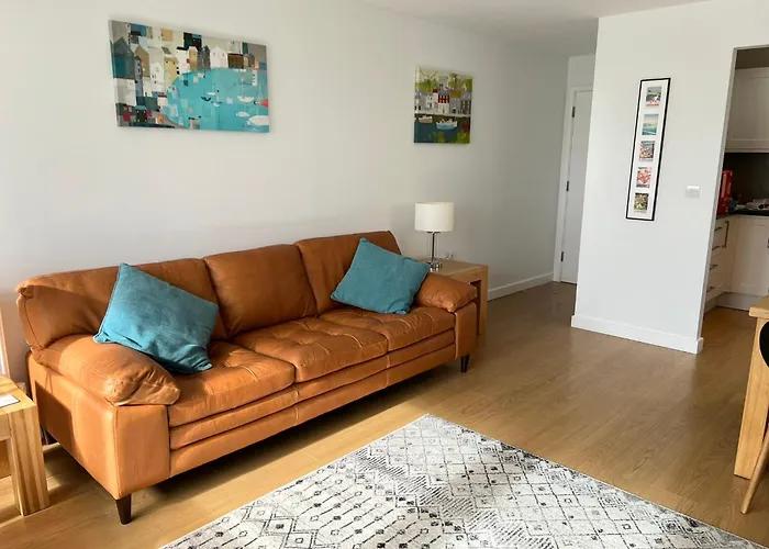 Lovely 2 Bedroom Flat Moments From Fistral Newquay